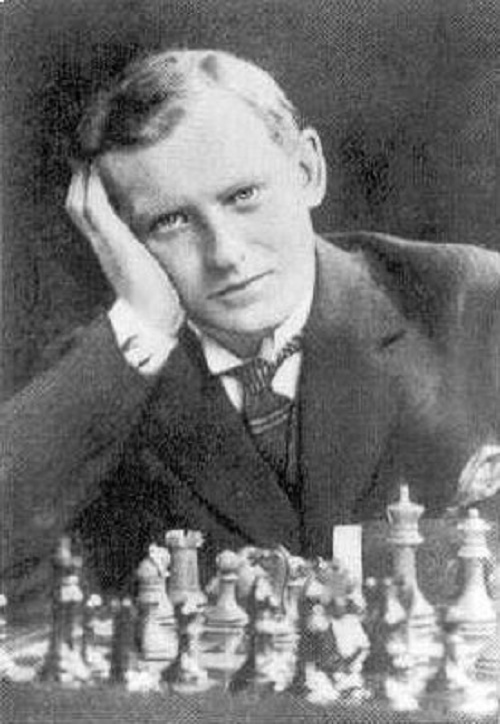 Alexander Alekhine es el cuarto campeón del mundo oficial de ajedrez, nació en Moscú. tal día como hoy, 31 de octubre, en el año 1892