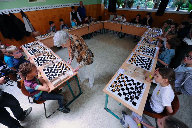 A los 87 años de edad, la Sra. Sinka bate récords sorprendentes en ajedrez