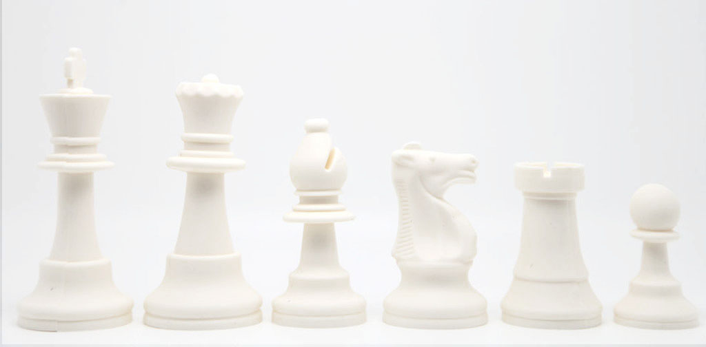Piezas de ajedrez de silicona blancas y negras.