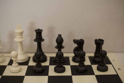 Oferta 1E para clubes de ajedrez y colegios: 6 juegos Staunton 5 estándar colores marfil y negro
