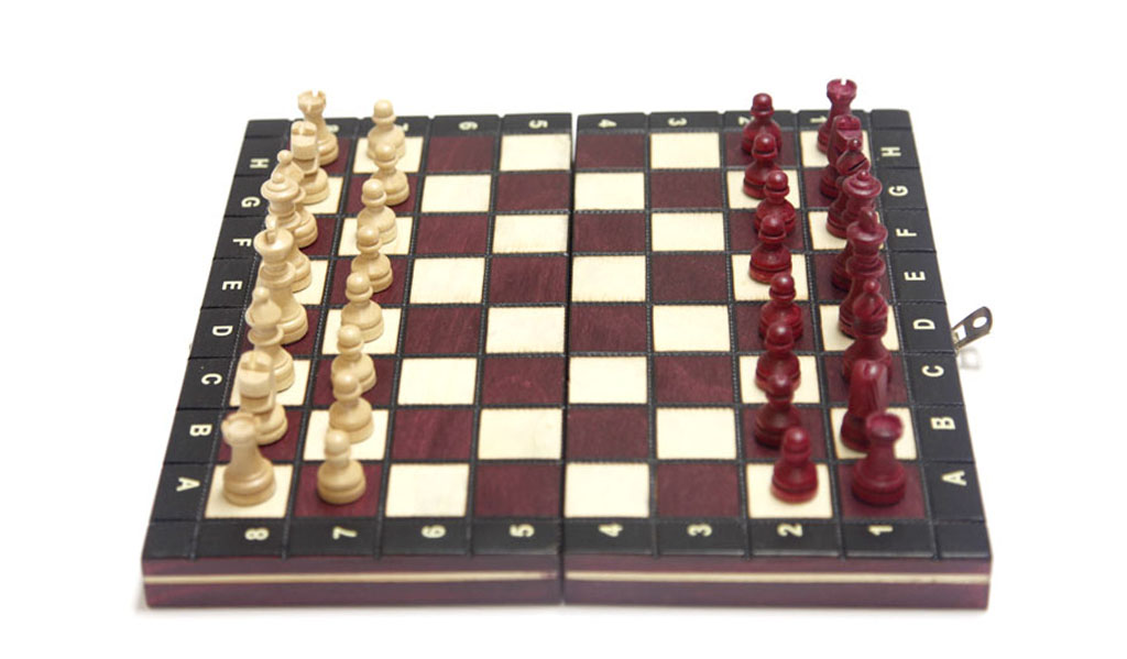 ajedrez de madera magnético 27 x 27 (blanco - rojo).