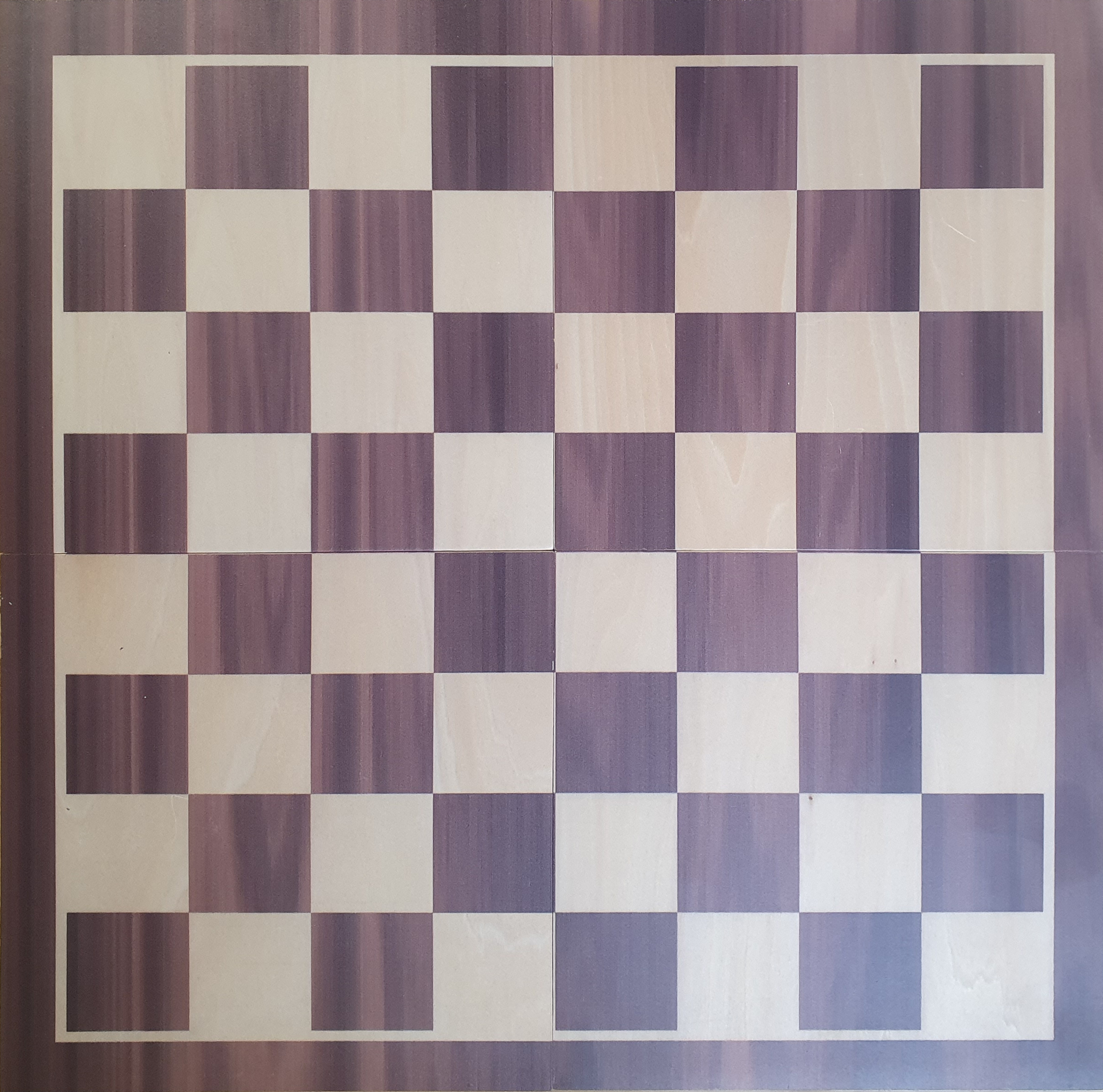 Tablero de madera 4x4 marrón. Escaque 4.5 cm.