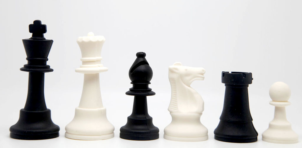 Piezas de ajedrez de silicona blancas y negras