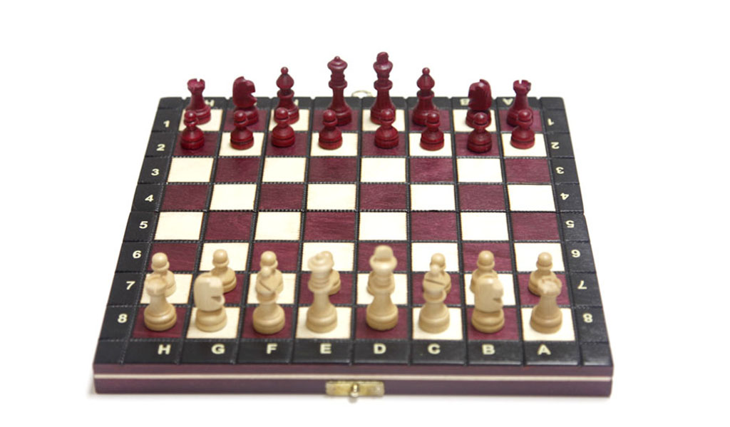 ajedrez de madera magnético 27 x 27 (blanco - rojo).