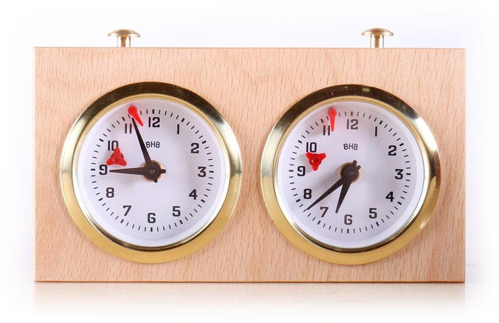 Ref. 03.01.11. Reloj analógico BHB de madera color natural. 2100000008162 Ref. 03.01.11. Reloj analógico BHB de madera color natural. 2100000008162